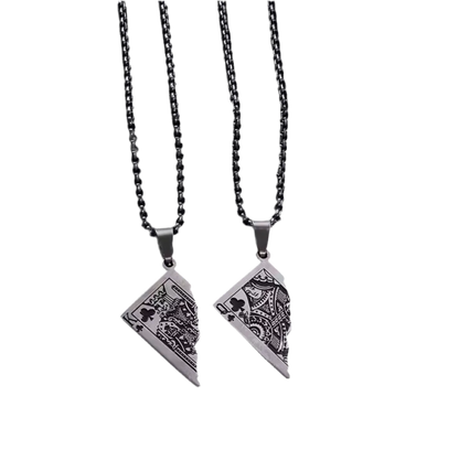 Die flyliving Halskette „Erna“ in Silber: Zwei Edelstahlketten mit passenden, detailreich gravierten Anhängern als halbe King of Clubs Karte, schwarzer Hintergrund. Perfekt als besonderes Geschenk.