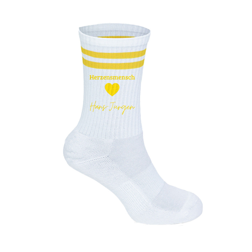 Weiße herzensmensch tennissocken aus bio-baumwolle mit zwei gelben streifen und personalisiertem namen hans jürgen