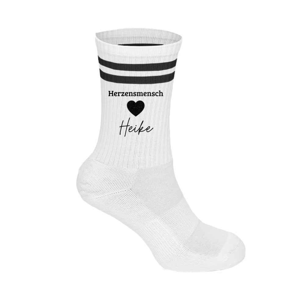 Weiße herzensmensch tennissocken aus bio-baumwolle mit schwarzen streifen und personalisiertem namen heike