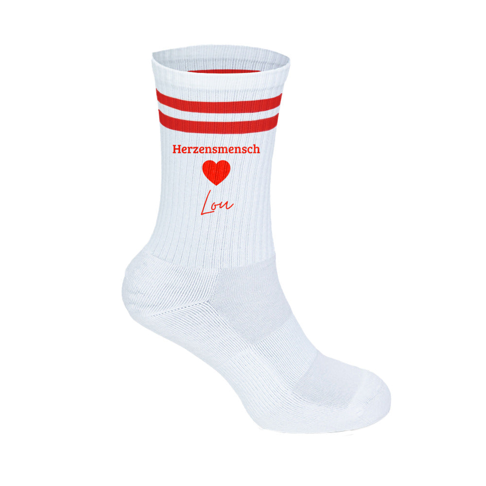 Weiße herzensmensch tennissocken aus bio-baumwolle mit drei roten streifen und personifizierbarem namen lou