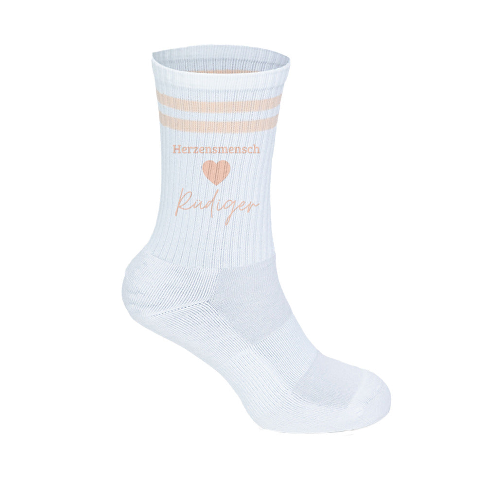 Weiße herzensmensch tennissocken aus bio-baumwolle mit pfirsichfarbenen streifen und personalisiertem herzdesign