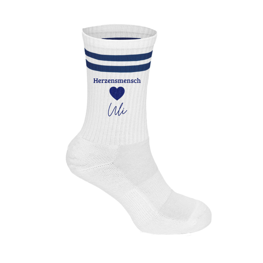 Weiße tennissocke mit navyblauen streifen und herzmotiv aus bio-baumwolle personlisierbar mit namen
