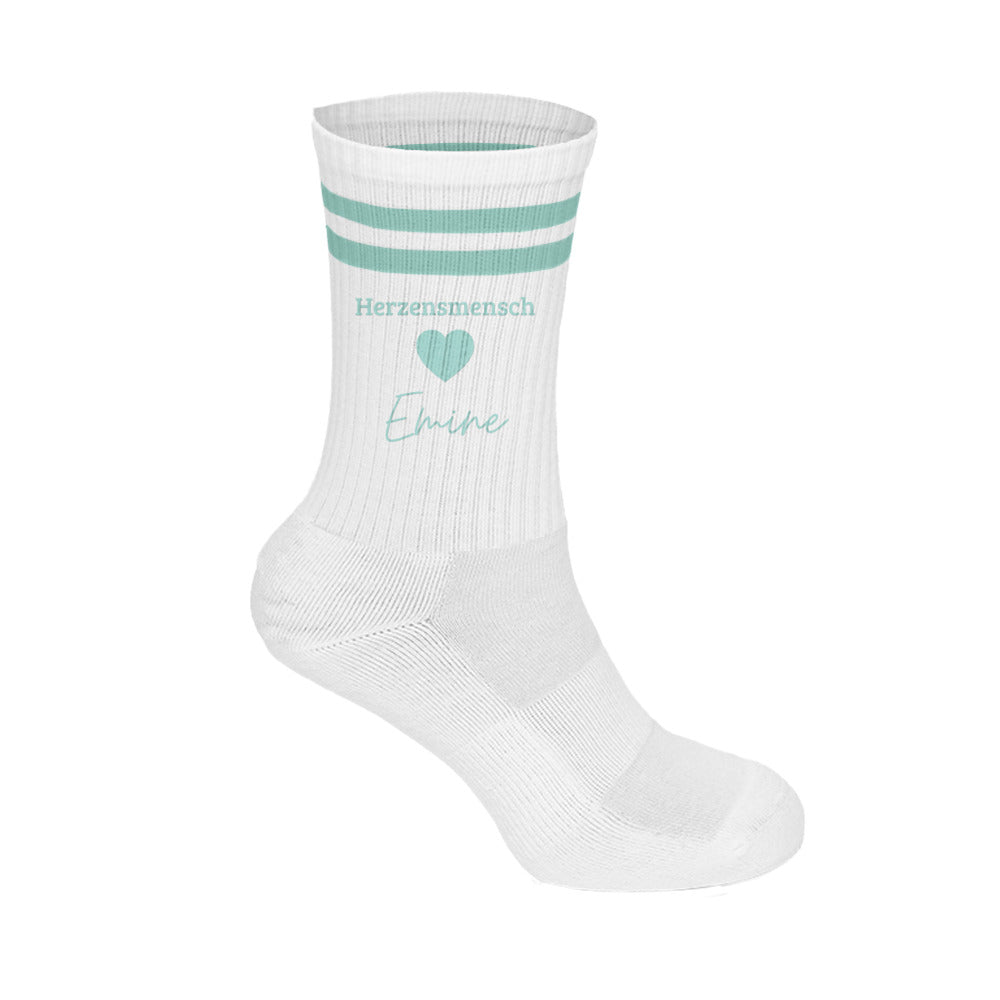 Weißes herzensmensch tennissocken aus bio baumwolle mit mintgrünen streifen herzdesign und namen emine