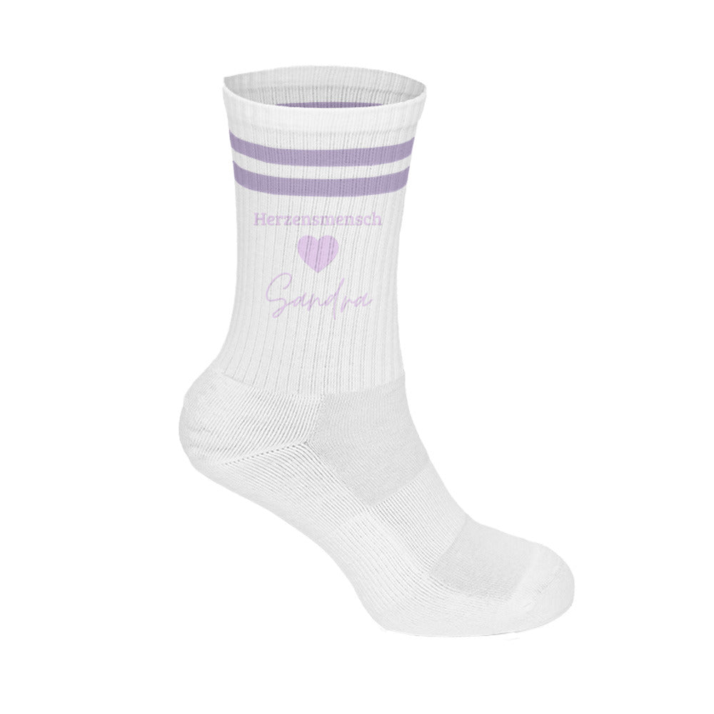 Weiße herzensmensch tennissocken aus bio-baumwolle mit zwei lavendelfarbenen streifen und herzdesign über personalisierbarem namen