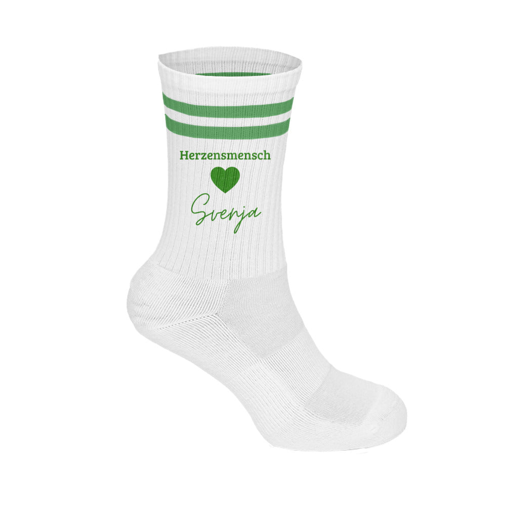 Weiße herzensmensch tennissocken aus bio-baumwolle mit drei grünen streifen und grünem herzdesign personalisierbar mit namen svenja