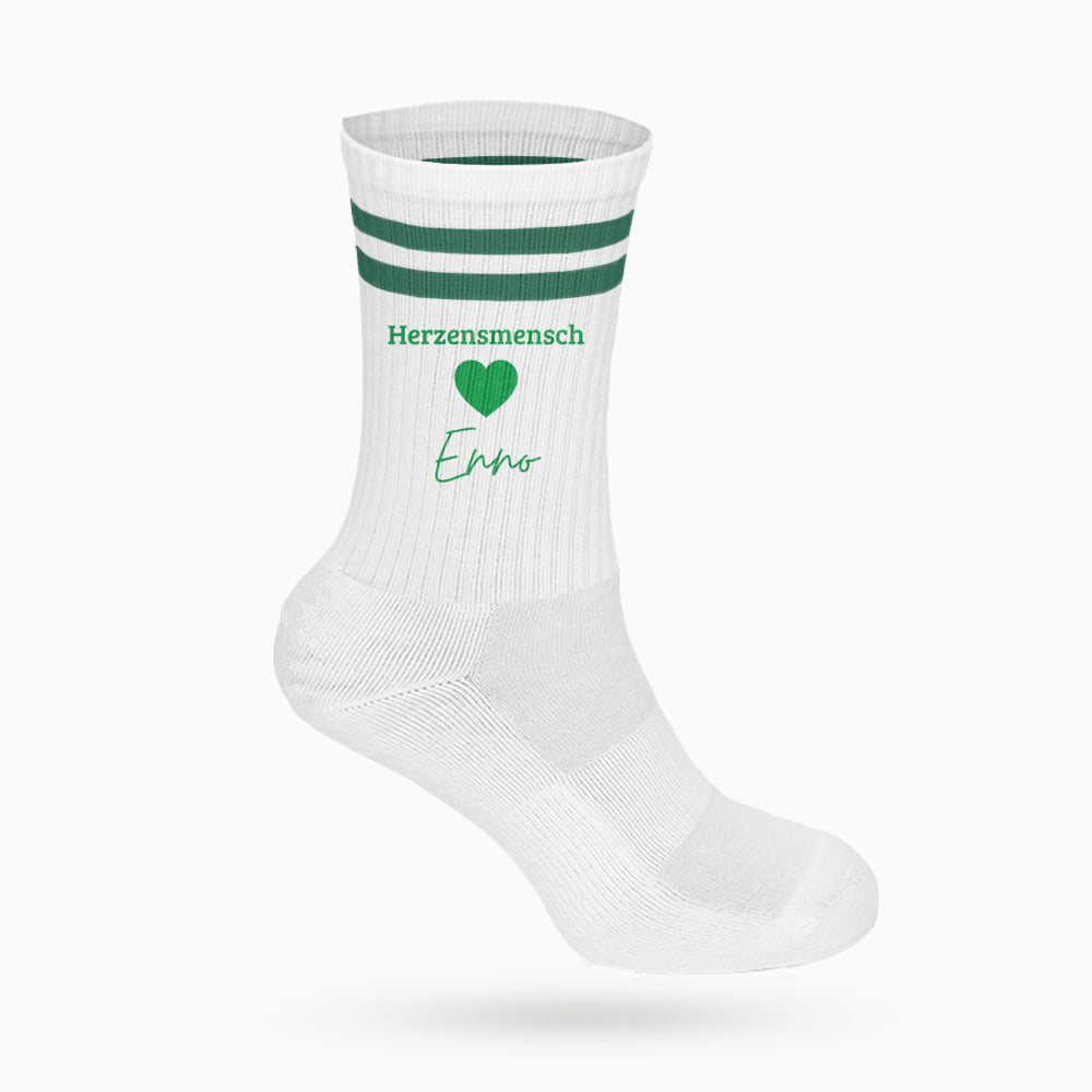 Weiße herzensmensch tennissocke aus bio-baumwolle mit drei grünen streifen, grünem herz und personalisierbarem namen