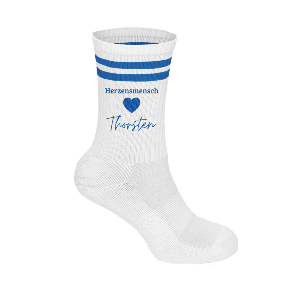 Weiße herzensmensch tennissocken aus bio-baumwolle mit drei blauen streifen und personalisierbarem namen thorsten