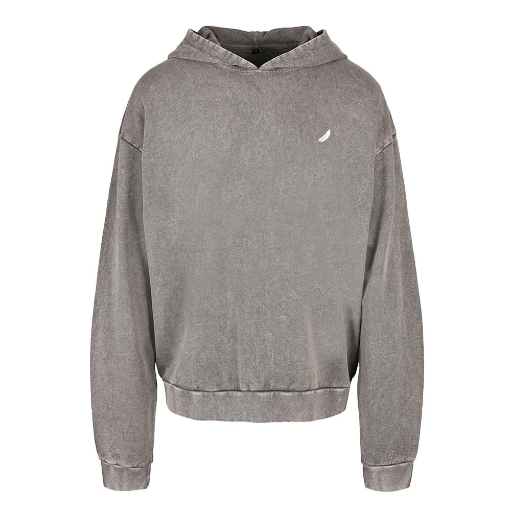 Grauer oversized hoodie mit distressed effekt und weißem logo vorne aus 100 prozent baumwolle acid washed
