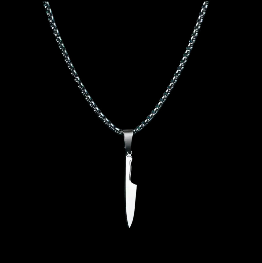 "Die Silber Halskette „Laura“ von flyliving präsentiert einen eleganten Messer-Anhänger aus Edelstahl, stilvoll vor schwarzem Hintergrund in Szene gesetzt."