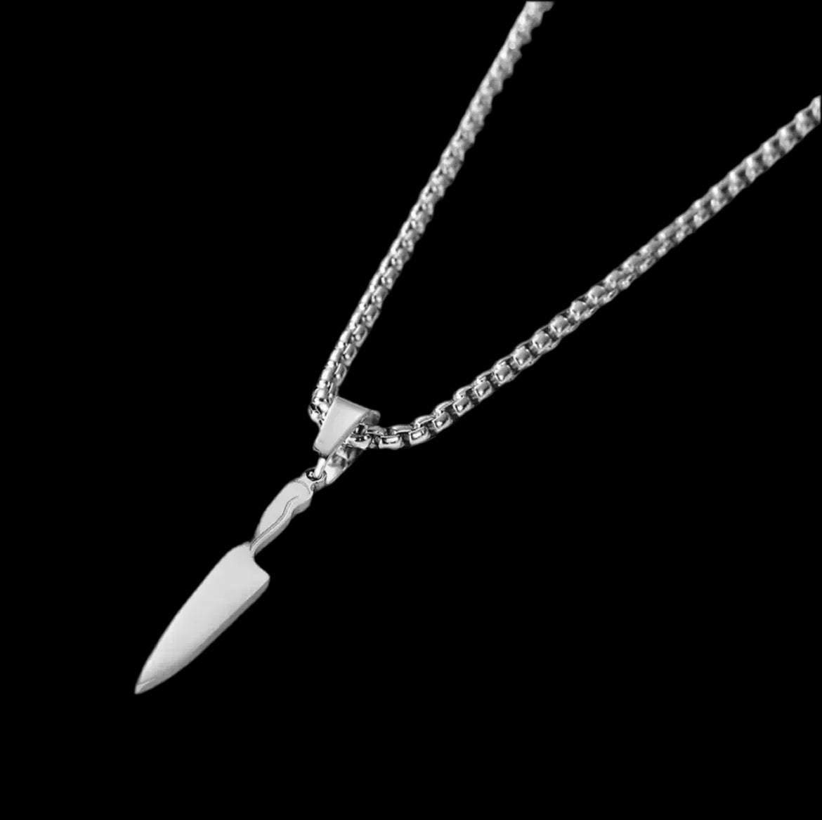 "Die Halskette „Laura“ von flyliving ist eine auffällige Silberkette mit einem Kochmesser-Anhänger an einer dicken Panzerkette – ein auffälliger Edelstahl-Anhänger und ein einzigartiges Stück für kulinarische Enthusiasten."