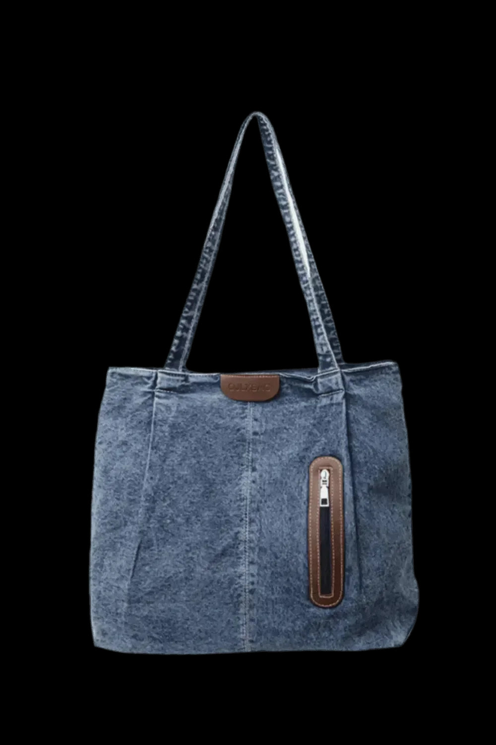 "Die flyliving Handtasche „Blue Jeans“, mittelgroß, für Damen verfügt über zwei Schultergurte, eine vertikale Naht vorne, einen braunen Lederaufnäher mit Reißverschlusstasche und ein kleines braunes Etikett oben – ideal für lässige Tage."