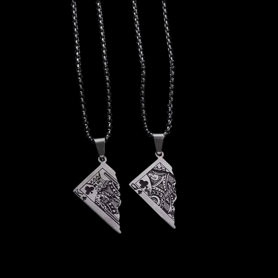 "Die flyliving Halskette „Erna“ in Silber: Zwei Edelstahlketten mit passenden, detailreich gravierten Anhängern als halbe King of Clubs Karte, schwarzer Hintergrund. Perfekt als besonderes Geschenk."