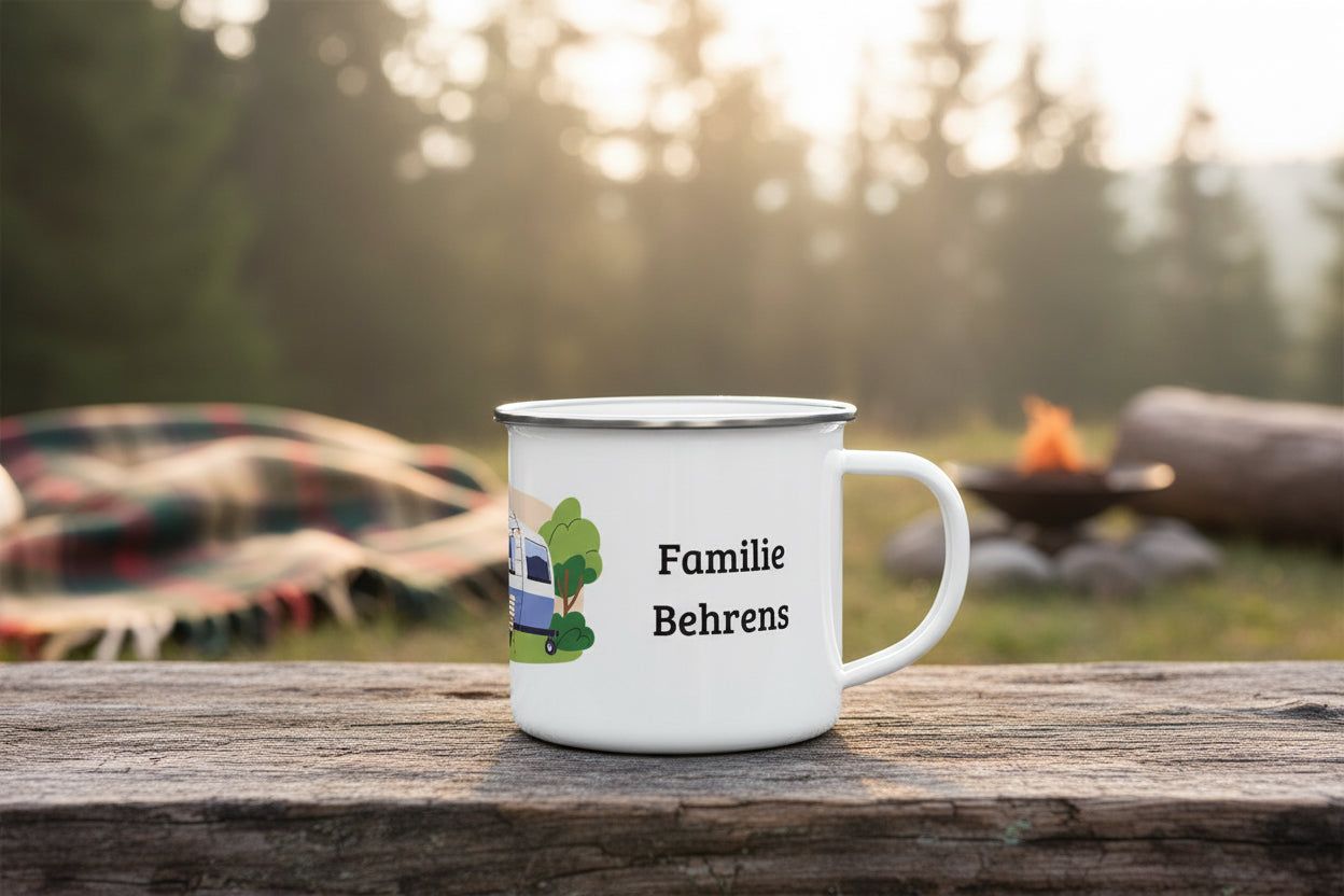 Personalisierbare Emaille Tasse "Für immer Camper" von flyliving, mit Wohnwagen und Familienschriftzug vor verschwommenem Lagerfeuer.
