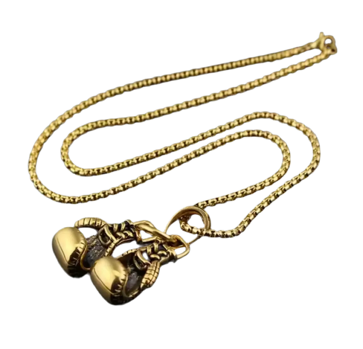 Die flyliving Halskette „Angela“ zeigt zwei detailreiche, goldene Boxhandschuhe aus Edelstahl, unisex und elegant nebeneinander an einer Kette arrangiert.