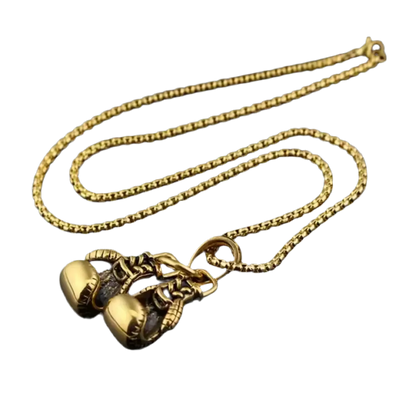 Die flyliving Halskette „Angela“ zeigt zwei detailreiche, goldene Boxhandschuhe aus Edelstahl, unisex und elegant nebeneinander an einer Kette arrangiert.