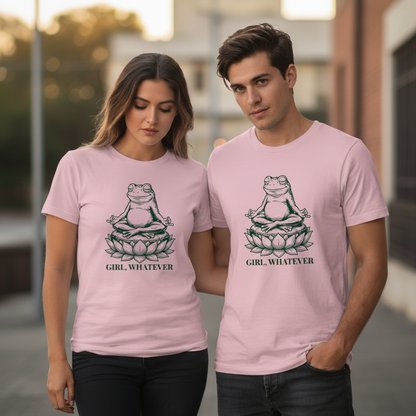 Rosa baumwoll t-shirt mit grünem frosch in meditationspose auf lotusblume und text girl whatever