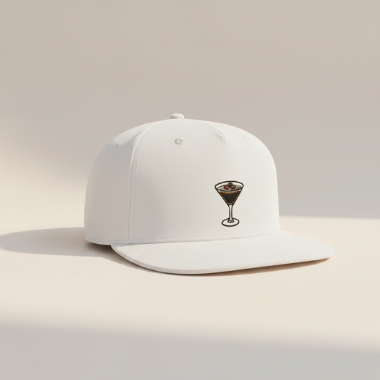 Weiße snapback cap mit kleinem gesticktem martini-glashauptmotiv aus cocktail-serie für espresso martini pina colada bier und wein