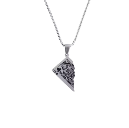 Die Halskette „Erna“ von flyliving ist eine silberne Edelstahlkette mit einem Anhänger in Form einer halben Spielkarte (Ass Kreuz), verziert mit detailreichen schwarzen Mustern.