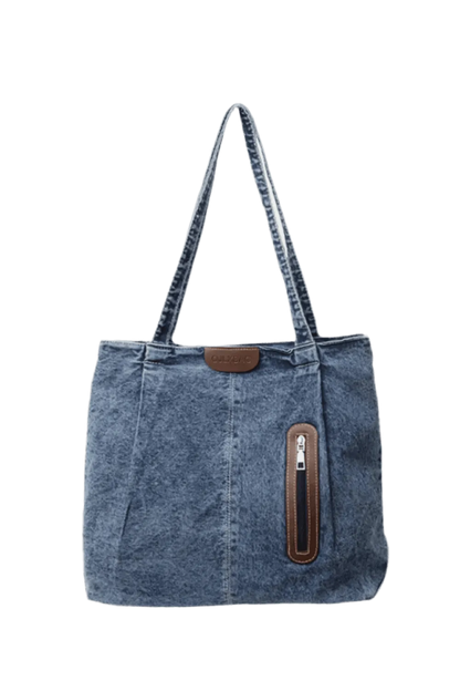 Die flyliving Handtasche „Blue Jeans“, mittelgroß, für Damen verfügt über zwei Schultergurte, eine vertikale Naht vorne, einen braunen Lederaufnäher mit Reißverschlusstasche und ein kleines braunes Etikett oben – ideal für lässige Tage.