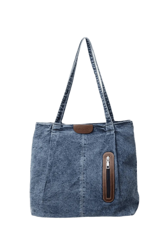 Die flyliving Handtasche „Blue Jeans“, mittelgroß, für Damen verfügt über zwei Schultergurte, eine vertikale Naht vorne, einen braunen Lederaufnäher mit Reißverschlusstasche und ein kleines braunes Etikett oben – ideal für lässige Tage.