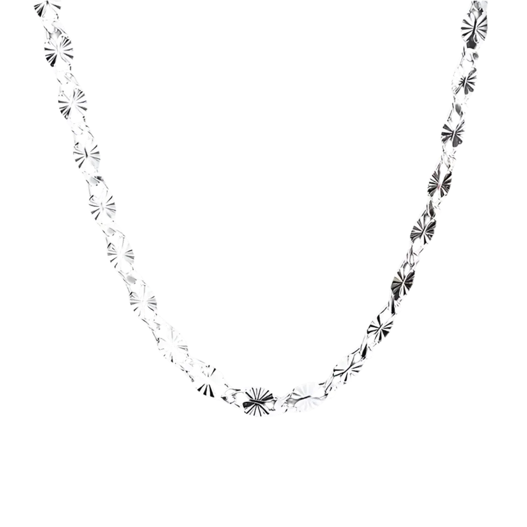 Die Halskette „Hildegard“ von flyliving ist eine silberne Gliederkette aus 925er Sterlingsilber mit gedrehten, strukturierten Gliedern und gravierten Sternmuster-Details, präsentiert auf schwarzem Hintergrund.