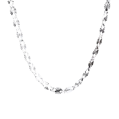 Die Halskette „Hildegard“ von flyliving ist eine silberne Gliederkette aus 925er Sterlingsilber mit gedrehten, strukturierten Gliedern und gravierten Sternmuster-Details, präsentiert auf schwarzem Hintergrund.