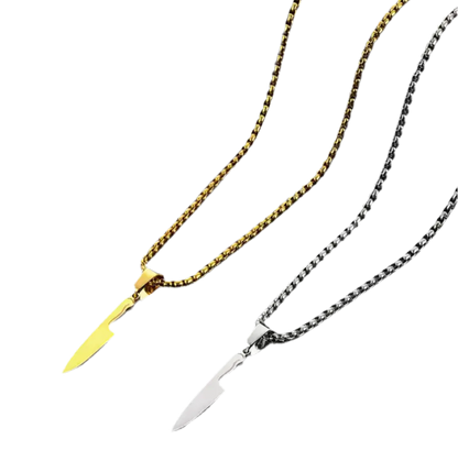 Zwei „Laura“ Halsketten von flyliving auf schwarzem Hintergrund: eine goldene und eine silberne, jeweils mit einem Chefmesser-Anhänger aus Edelstahl. Stylischer Buttermesser-Ersatz für Kochfans.