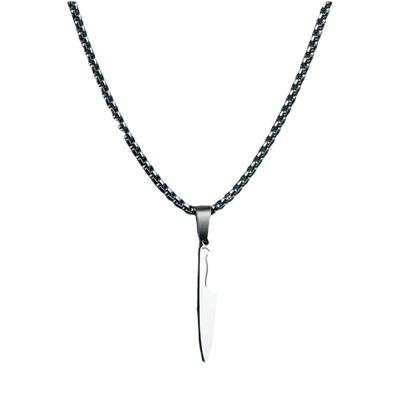 Die Silber Halskette „Laura“ von flyliving präsentiert einen eleganten Messer-Anhänger aus Edelstahl, stilvoll vor schwarzem Hintergrund in Szene gesetzt.
