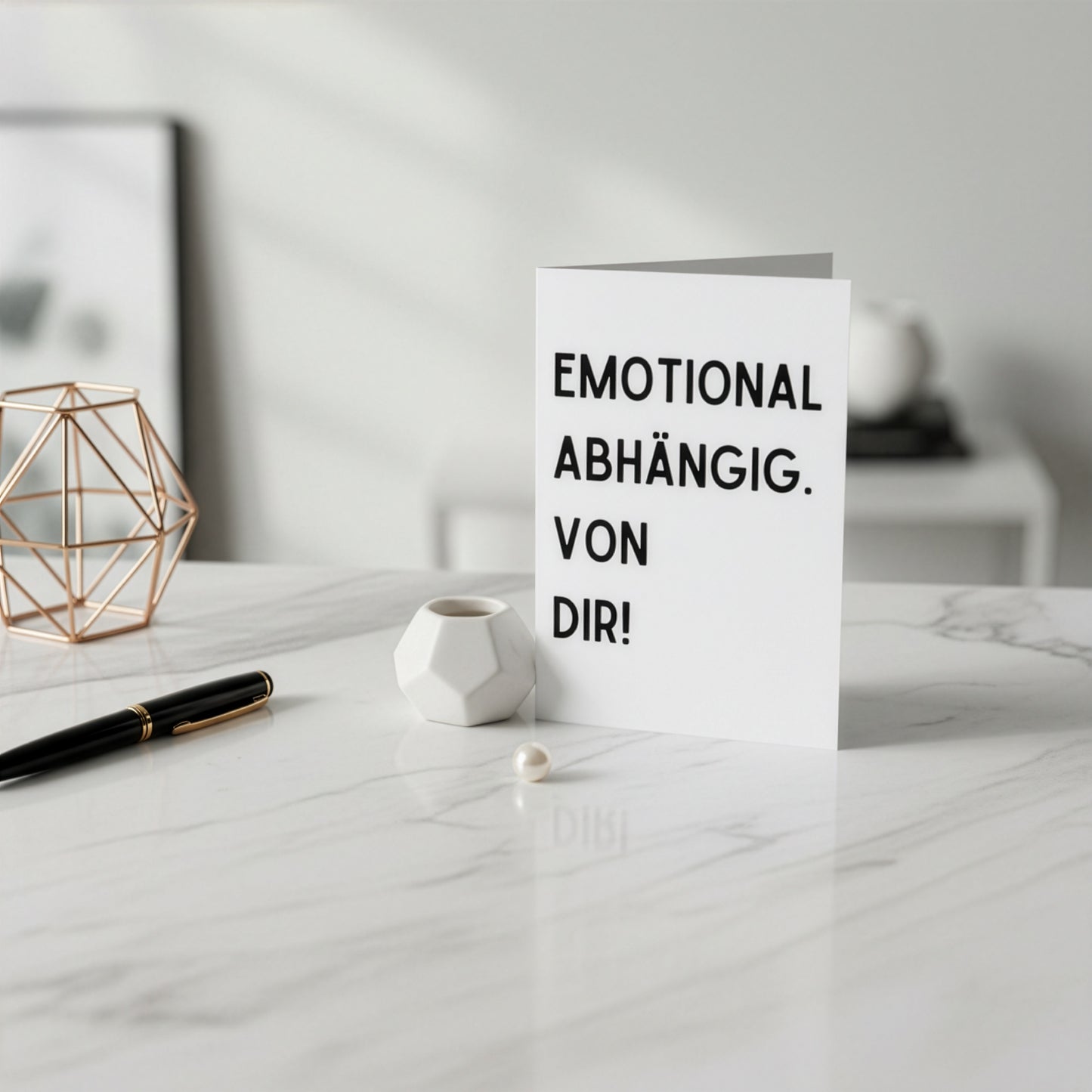 Eine minimalistische weiße grußkarte mit fettem schwarzem text emotional abhängig von dir inklumschlag