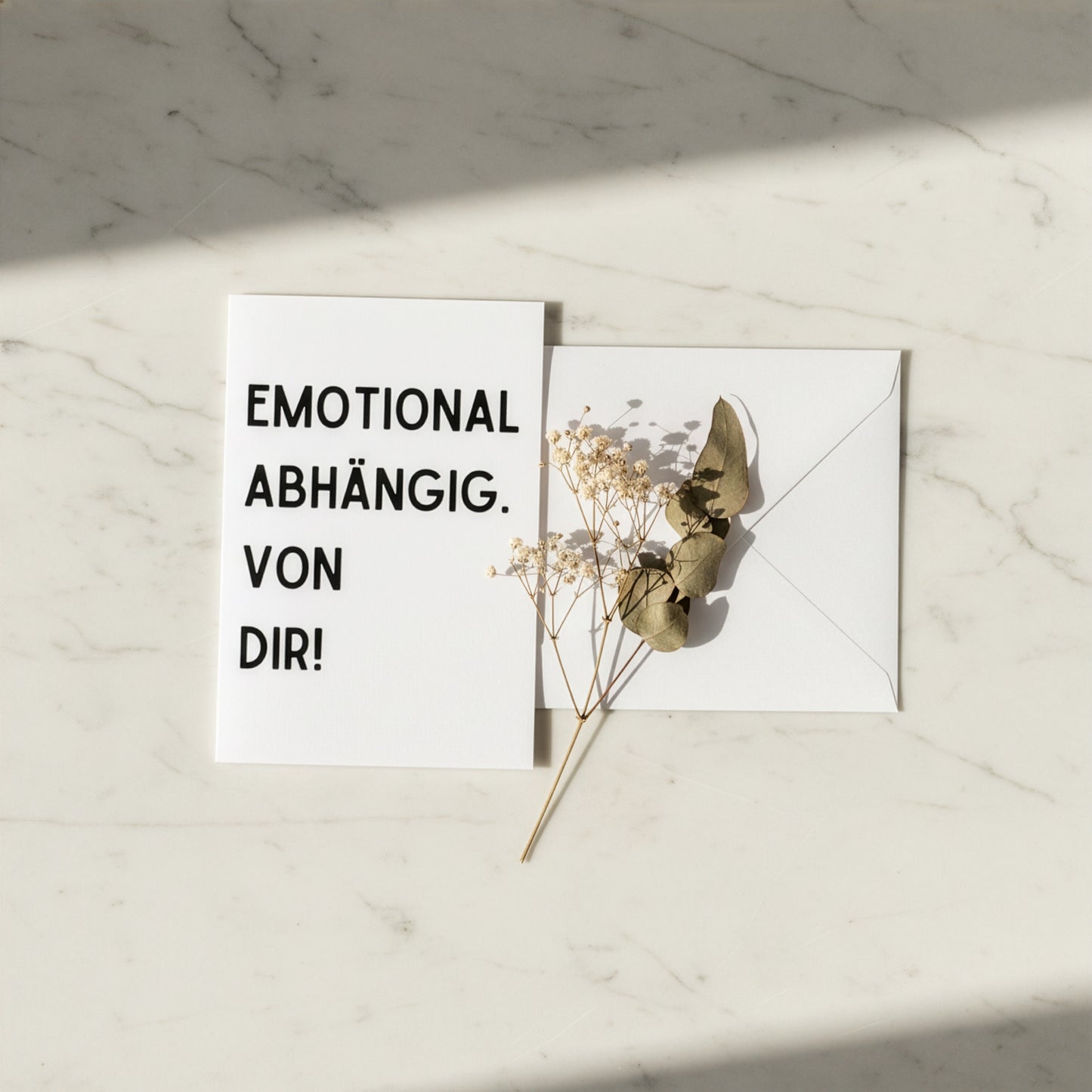 Weiße rechteckige karte mit schwarzem text emotional abhängig aus der spruchkarte karte emotional abhängig von dir inklusive umschlag
