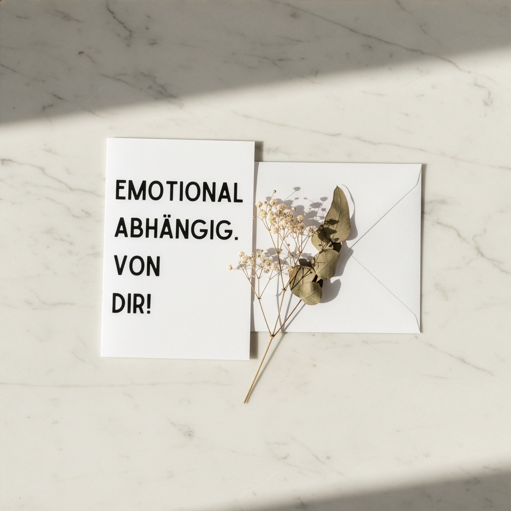 Weiße rechteckige karte mit schwarzem text emotional abhängig aus der spruchkarte karte emotional abhängig von dir inklusive umschlag