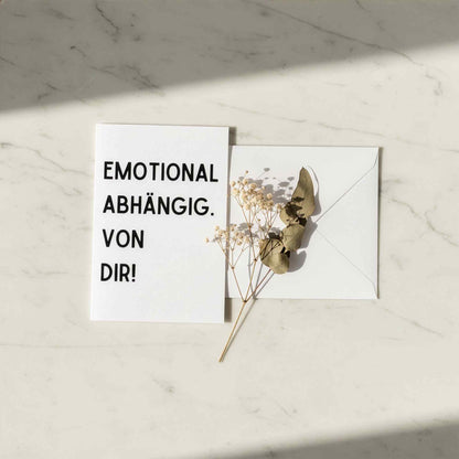 Weiße rechteckige karte mit schwarzem text emotional abhängig aus der spruchkarte karte emotional abhängig von dir inklusive umschlag