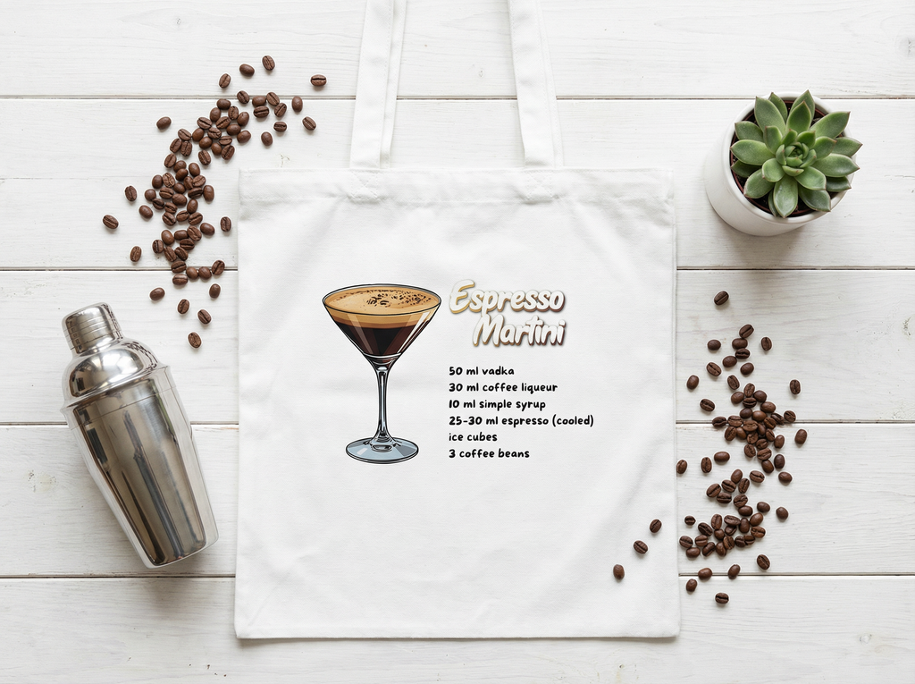 Espresso Martini Jutebeutel aus Bio-Baumwolle von flyliving, mit Rezept und Kaffeebohnen auf weißem Holztisch.