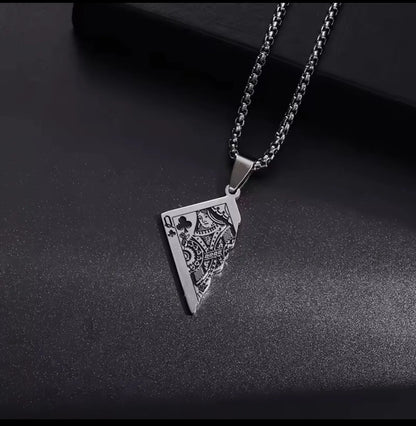 Die silberne Halskette „Erna“ von flyliving aus Edelstahl zeigt einen Anhänger in Form einer zerrissenen Spielkarte mit Queen of Clubs Design und wird auf dunkler, strukturierter Oberfläche präsentiert.