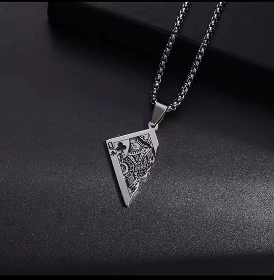 Die silberne Halskette „Erna“ von flyliving aus Edelstahl zeigt einen Anhänger in Form einer zerrissenen Spielkarte mit Queen of Clubs Design und wird auf dunkler, strukturierter Oberfläche präsentiert.