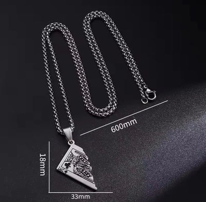 Die Halskette „Erna“ von flyliving in Silber ist eine Halskette aus Edelstahl in Silber mit einer 600 mm langen Kette und einem dreieckigen (33 x 18 mm) Anhänger mit eingravierten Löwen- und Kartenmotiven, inspiriert von Halbspielkarten-Designs, auf Schwarz mit Maßangaben dargestellt.