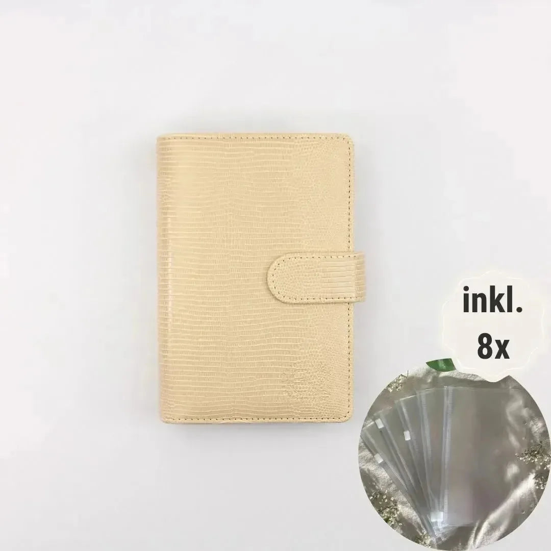 Der BeginnerBudget Budget Binder "Gecko" - Personal (A6) in beige steht mittig auf weißem Hintergrund. Ein Einschub unten rechts zeigt 8 mitgelieferte transparente Kartenhüllen mit der Aufschrift "inkl. 8x" darüber geschrieben.