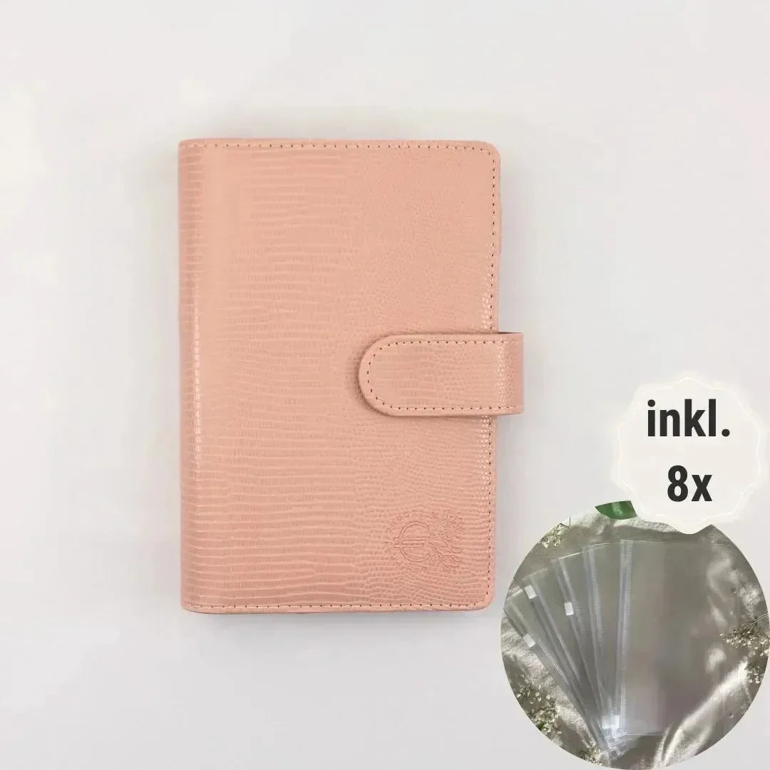 Der Budget Binder "Gecko" - Personal (A6) von BeginnerBudget in Rosa wird mit einem Druckknopf verschlossen; ein Einsatz zeigt transparente Kartenhüllen (inkl. 8x)-ideal für Finanzübersicht und Sparziele.
