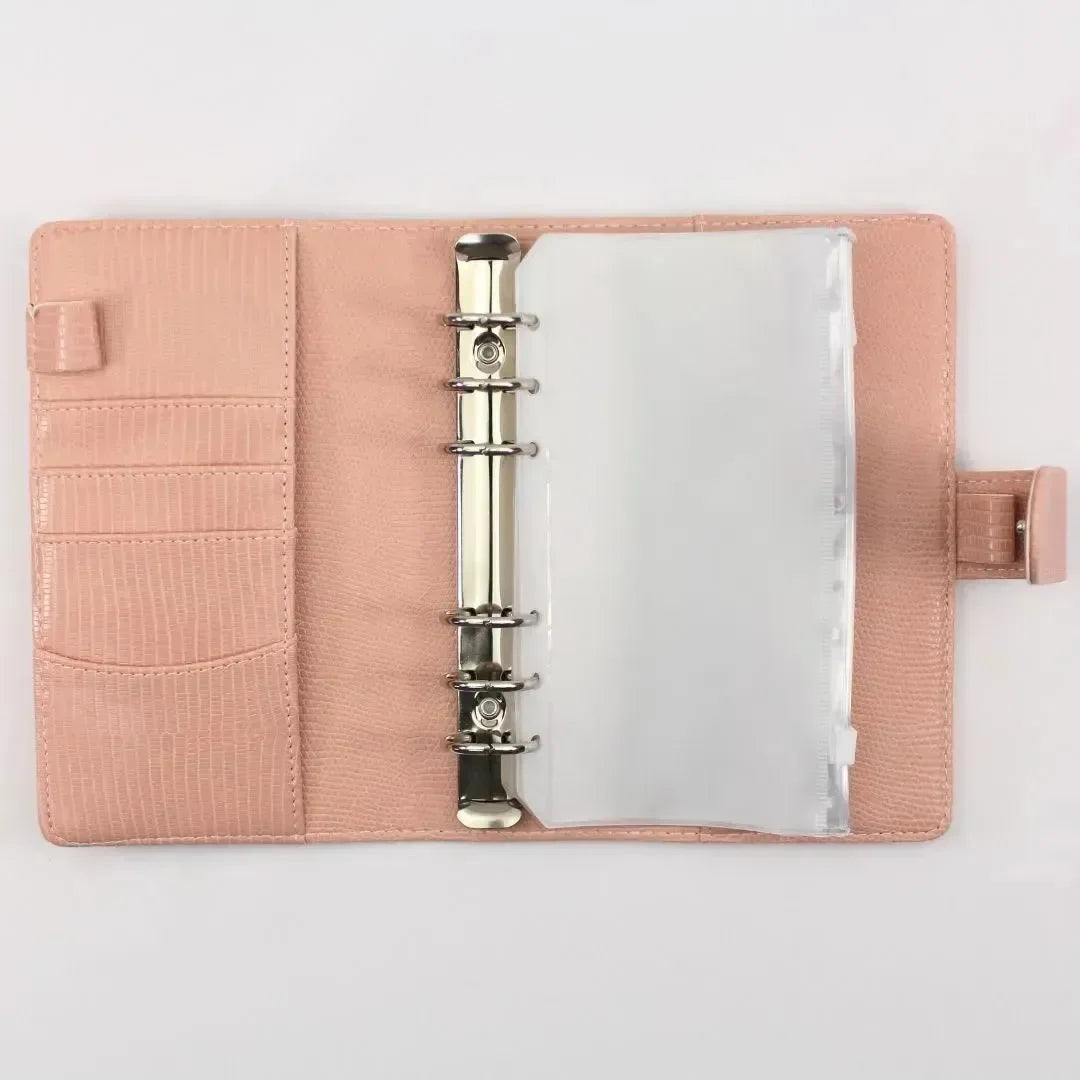 Der Budget Binder "Gecko" - Personal (A6) von BeginnerBudget in Pink verfügt über Metallringe, leere Klarsichthüllen und Kartenschlitze - ideal für die Organisation Ihrer Finanzübersicht oder das Setzen von Sparzielen.