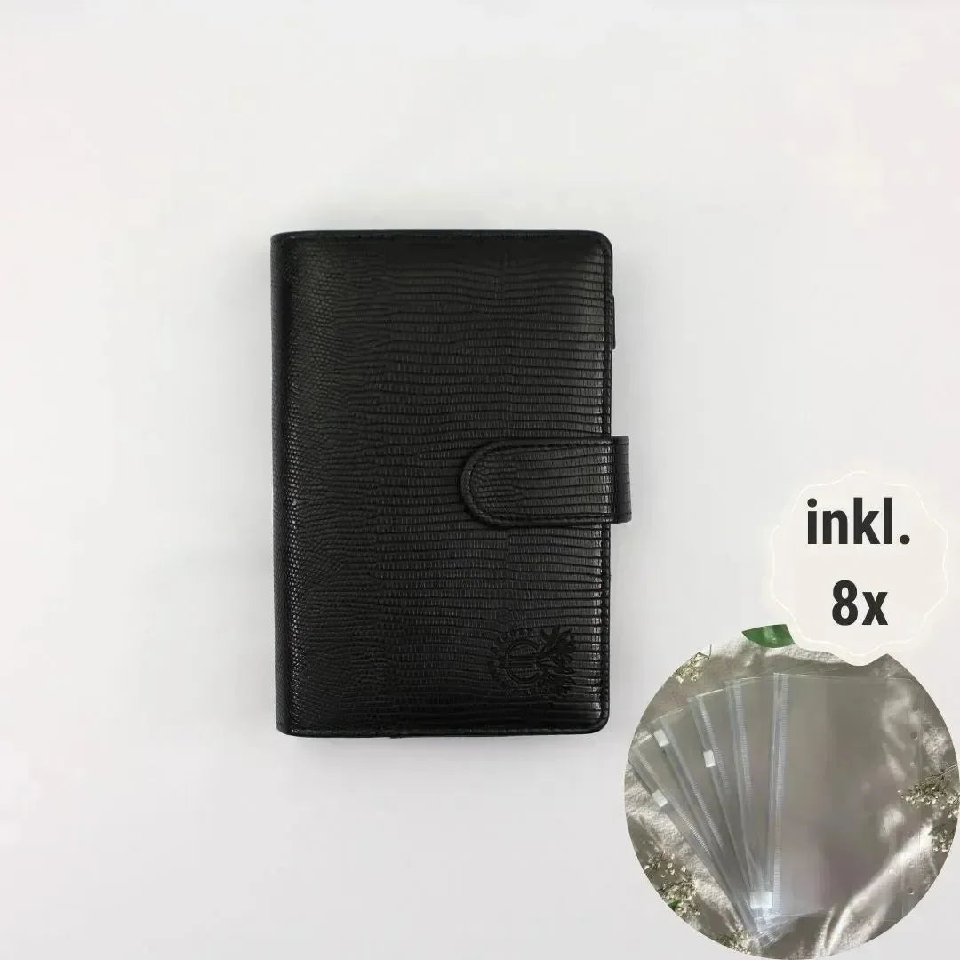 Der BeginnerBudget Budget Binder "Gecko" - Personal (A6) in Schwarz ist auf weißem Hintergrund abgebildet, mit strukturiertem Leder und Druckknopfverschluss. Inklusive 8 durchsichtigen Kunststoffhüllen, beschriftet mit "inkl. 8x Kunststoff-Binder.