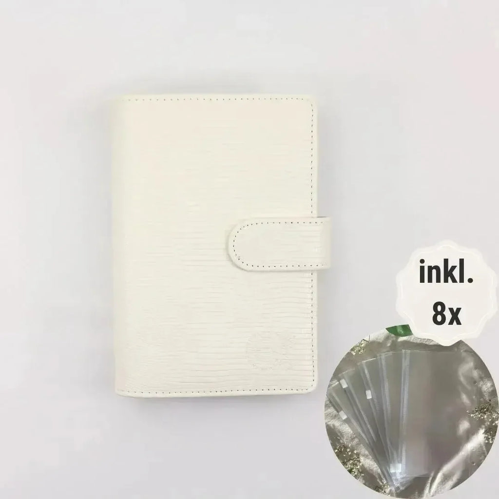 Der BeginnerBudget Budget Binder "Gecko" - Personal (A6) ist aus weißem, strukturiertem Kunststoff mit Druckknopfverschluss. Ein Einschub zeigt 8 transparente Hüllen ("inkl. 8x") - perfekt für Sparziele und eine klare Finanzübersicht.