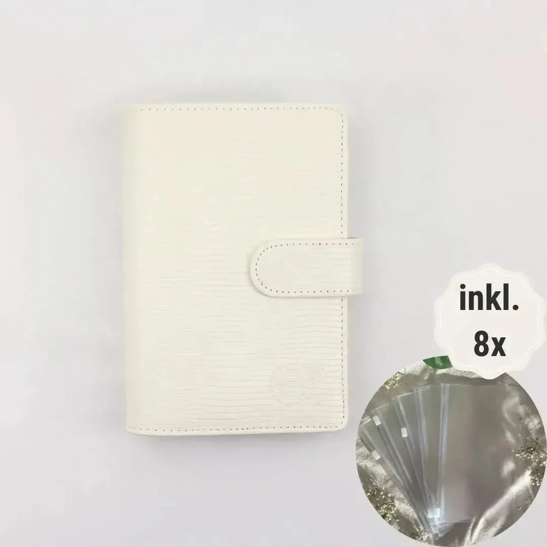 Der BeginnerBudget Budget Binder "Gecko" - Personal (A6) ist aus weißem, strukturiertem Kunststoff mit Druckknopfverschluss. Ein Einschub zeigt 8 transparente Hüllen ("inkl. 8x") - perfekt für Sparziele und eine klare Finanzübersicht.
