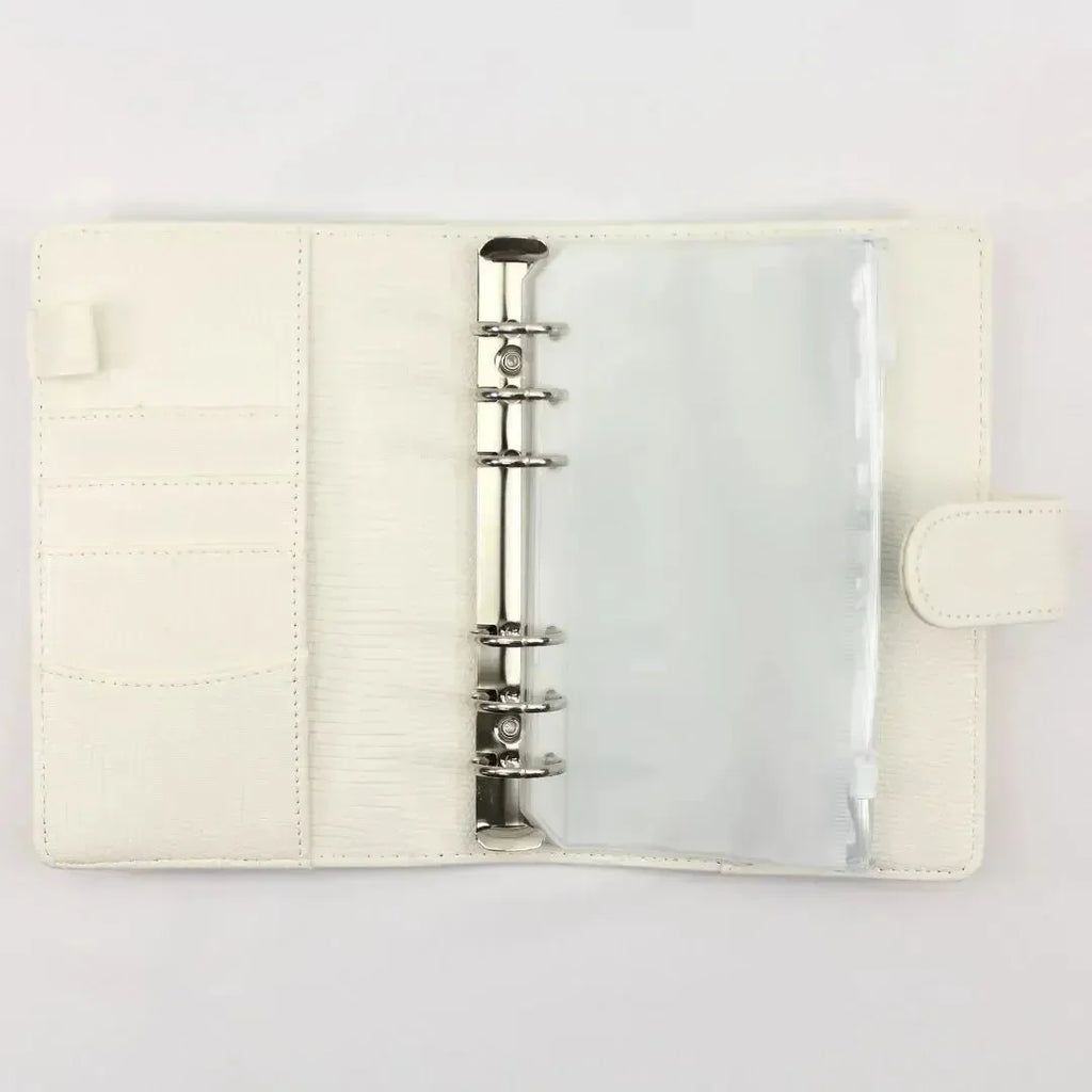 Der BeginnerBudget Budget Binder "Gecko" - Personal (A6) mit Metallringen, klaren Hüllen, Kartenschlitzen links und Druckknopfverschluss rechts ist ideal für Finanzübersicht oder Sparziele - präsentiert auf weißem Hintergrund.