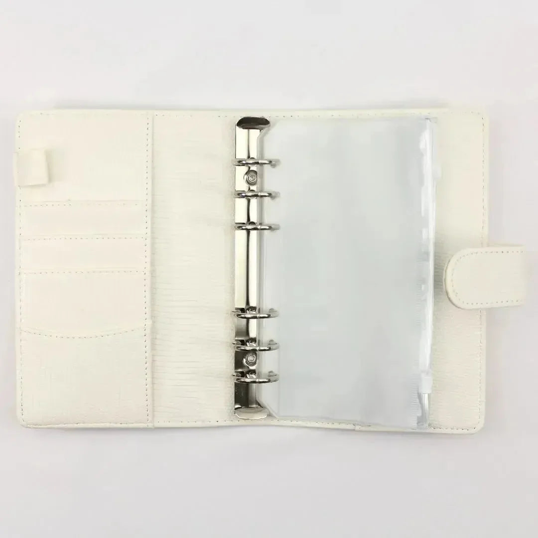 Der BeginnerBudget Budget Binder "Gecko" - Personal (A6) mit Metallringen, klaren Hüllen, Kartenschlitzen links und Druckknopfverschluss rechts ist ideal für Finanzübersicht oder Sparziele - präsentiert auf weißem Hintergrund.