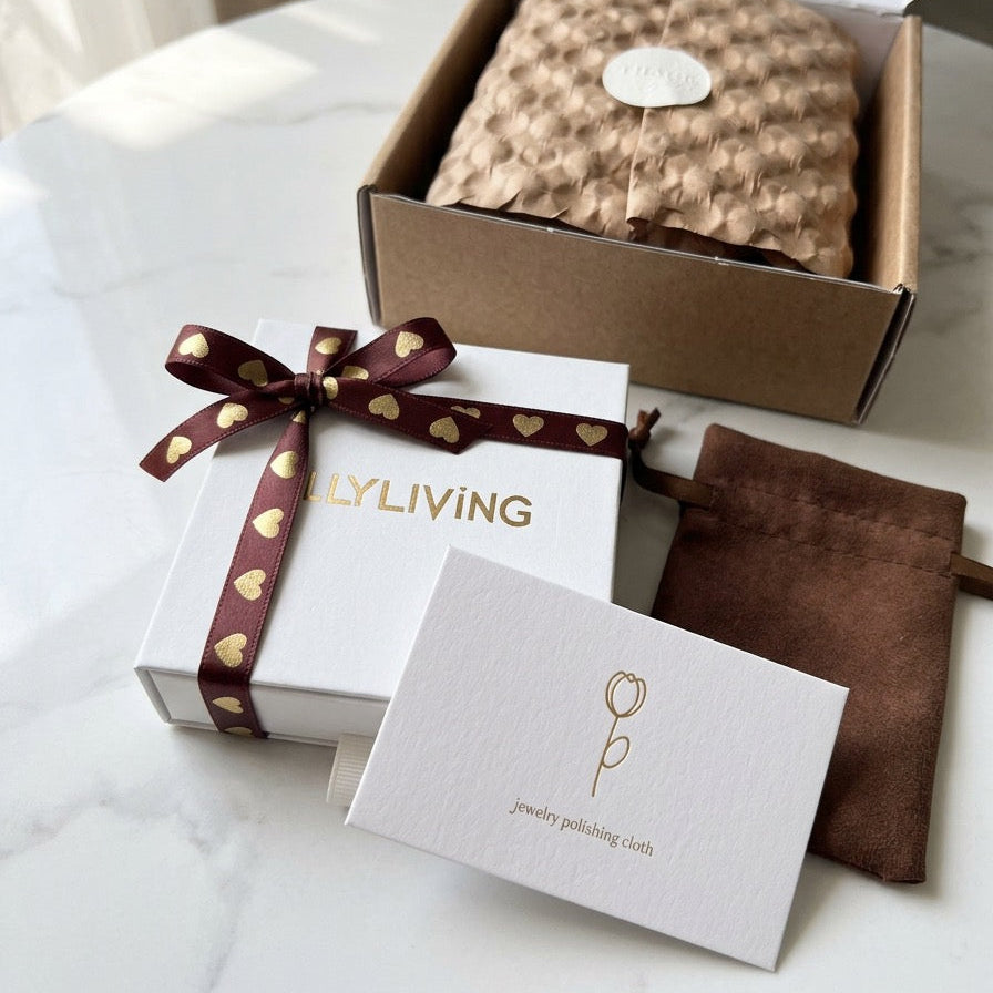 Bild der Schmuckverpackung. Putztuch, Verpackung mit Schleife und Umverpackung