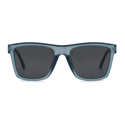 Vorderansicht der Sonnenbrille Breezy Blue Hanukeii von INDICOM BRANDS SL in Blau, mit dickem Rahmen und UV400-geschützten Polycarbonat-Gläsern, auf weißem Hintergrund.