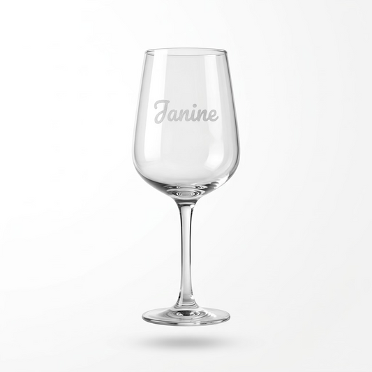 Weinglas mit Name graviert – klares Stielglas mit Lasergravur „Janine“ auf weißem Hintergrund