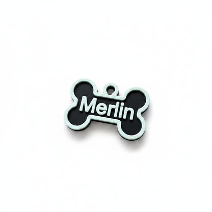 Personalisierter hundeanhänger aus nachhaltigem pla in schwarz und hellgrau mit name merlin in weiß graviert