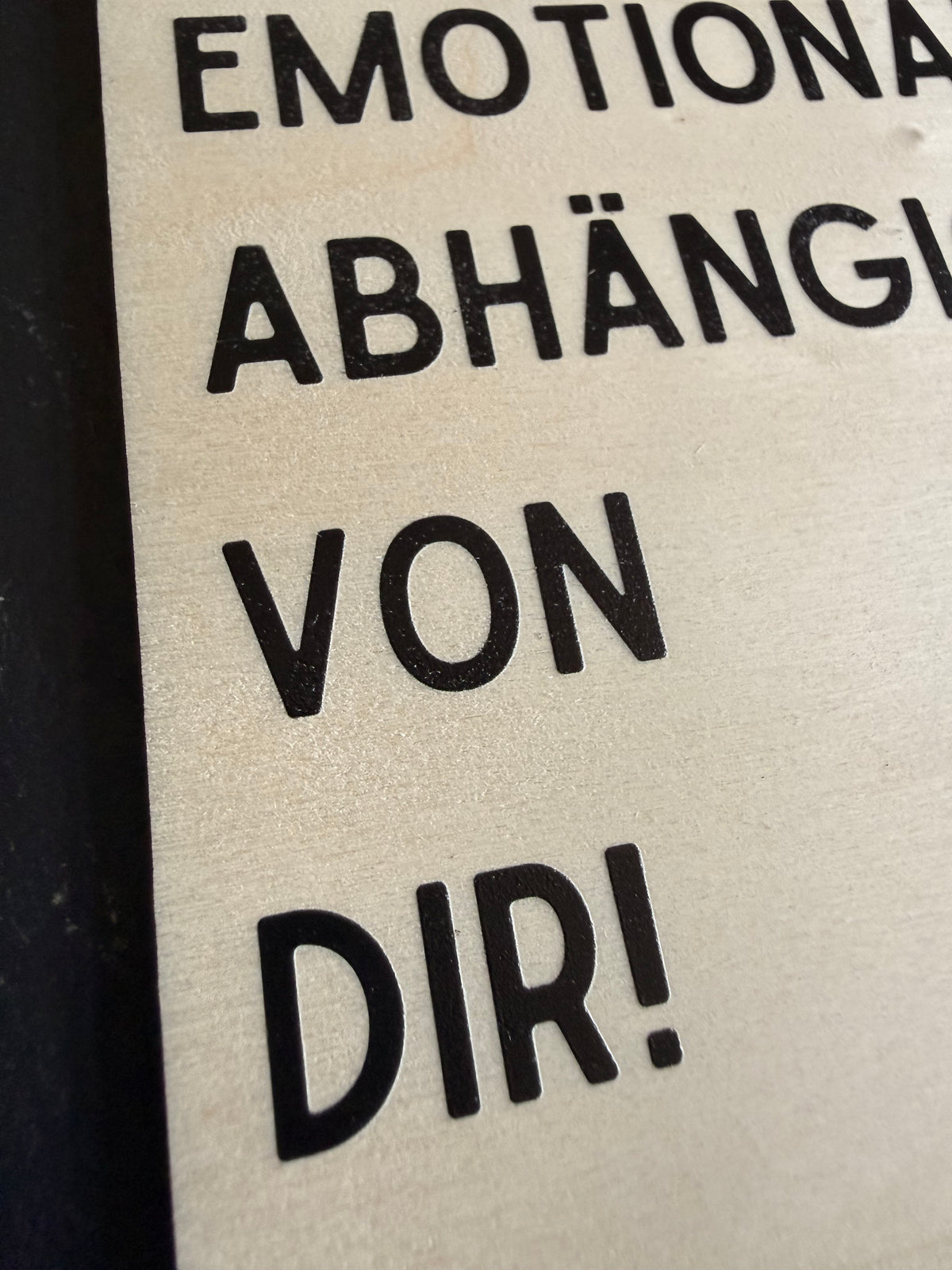 Holzkarte „Emotional Abhängig. Von dir!“ | UV-Druck Liebeskarte