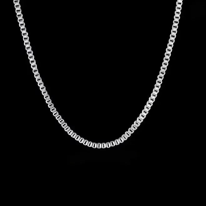 Die flyliving Halskette „Inga“, aus Silber, besticht mit rechteckigen Gliedern aus 925er Sterlingsilber und wird vor schwarzem Hintergrund präsentiert.
